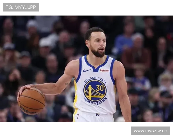 库里凌晨还吹范儿，豪宅里的篮球架都比我家客厅大！