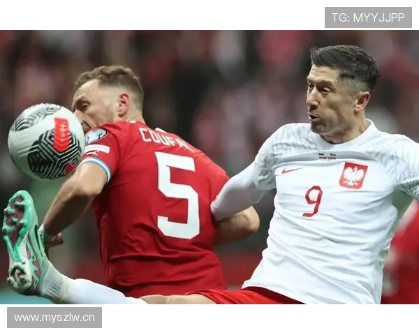 莱万每天五点起床练射门，老婆还在睡梦中刷他工资单